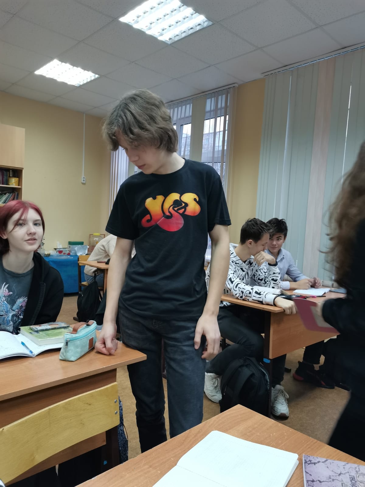 Лев опять в той же футболке